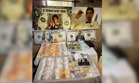 Siete personas fueron detenidas en el barrio Los Pumitas durante tres allanamientos donde secuestraron cocaína, dinero en efectivo y cuadros de Tony Montana. Siete personas fueron detenidas en el barrio Los Pumitas durante tres allanamientos donde secuestraron cocaína, dinero en efectivo y cuadros de Tony Montana.