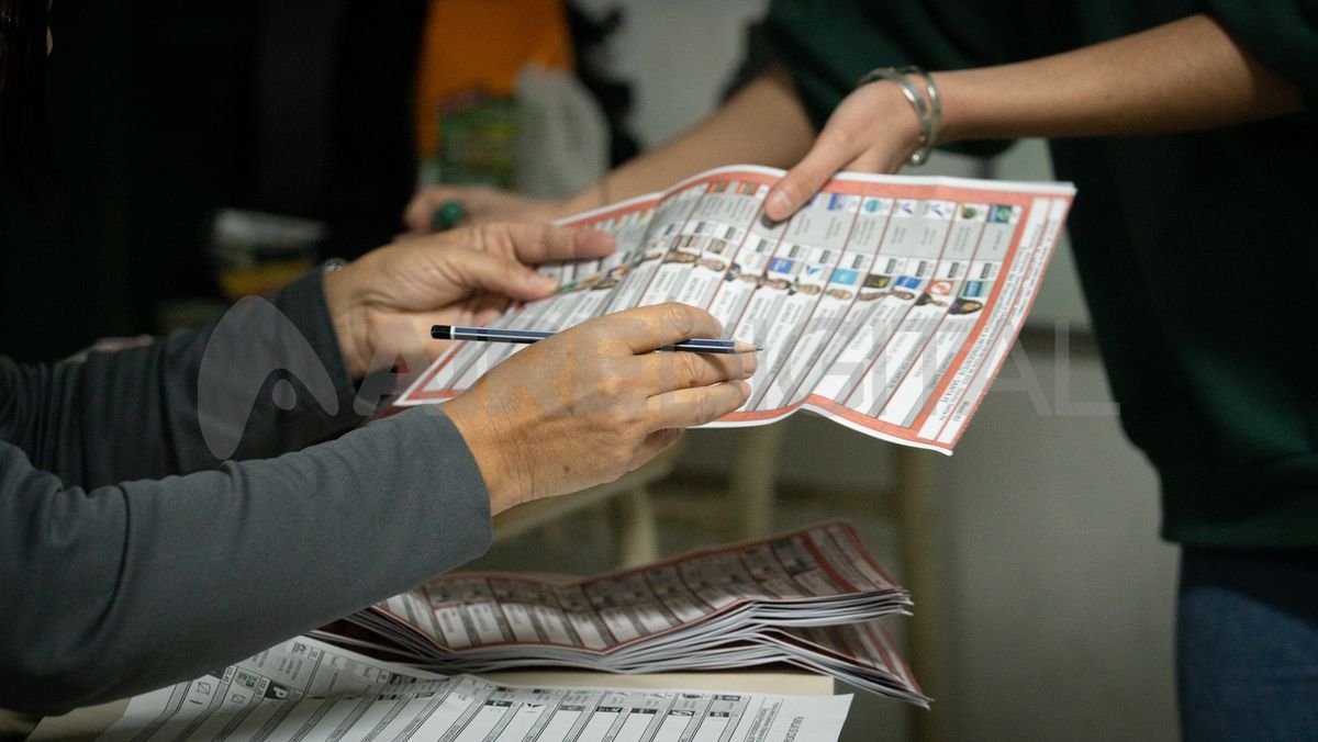 Los docentes que cumplan funciones como autoridades de mesa en las elecciones del domingo 13 de abril no estarán obligados a asistir a sus lugares de trabajo el lunes 14. Los docentes que cumplan funciones como autoridades de mesa en las elecciones del domingo 13 de abril no estarán obligados a asistir a sus lugares de trabajo el lunes 14.