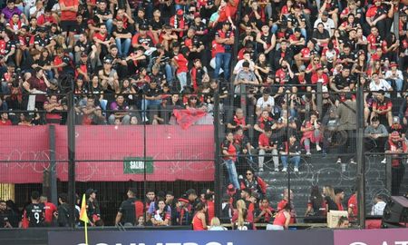 Los hinchas de Colón ya esperan el comienzo del partido en el Estadio Brigadier Estanislao López de la ciudad de Santa Fe. Los hinchas de Colón ya esperan el comienzo del partido en el Estadio Brigadier Estanislao López de la ciudad de Santa Fe.