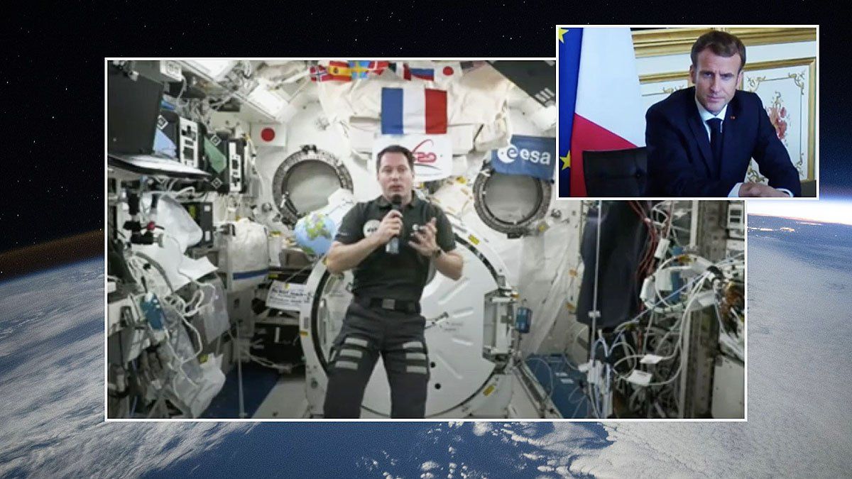 El astronauta francés Thomas Pesquet en comunicación con el presidente Emmanuel Macron, desde el espacio.
