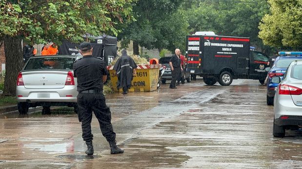 El momento en que la morguera cargaba el cuerpo del fallecido en barrio Alfonso.&nbsp;