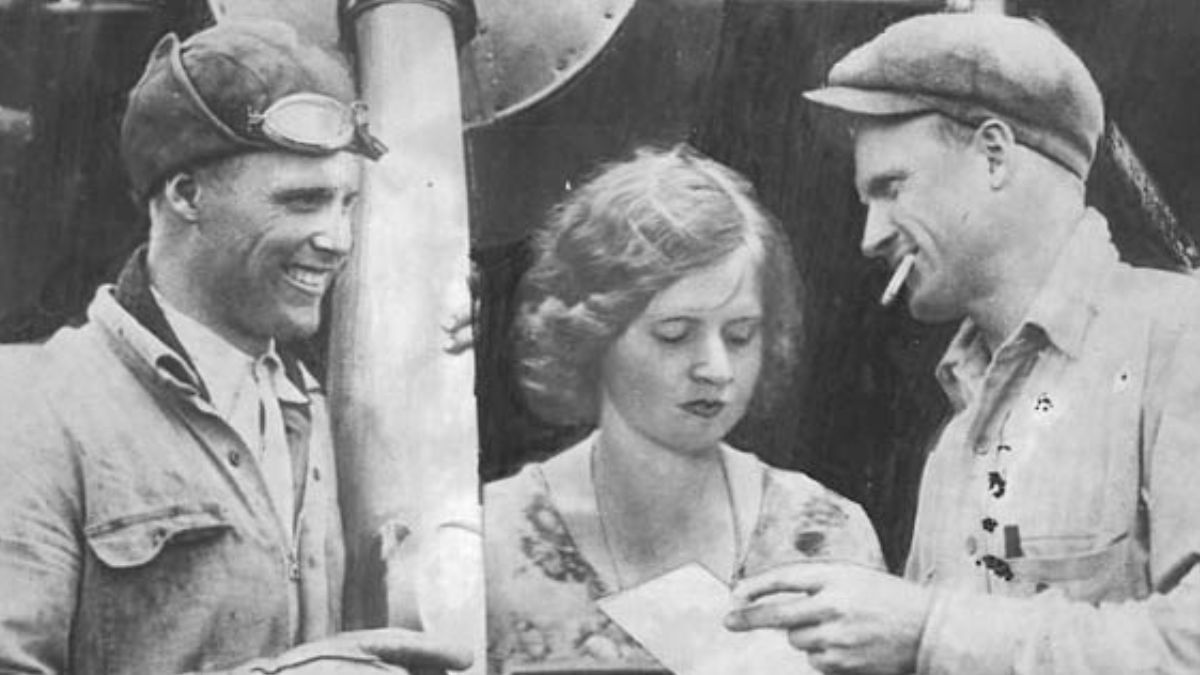 Mientras John y Kenneth iban por el récord mundial, fueron apoyados por sus hermanos Albert (izquierda), Irene y Walter. Los varones volaron un avión llamado Big Ben, desde donde les proporcionaron combustible, aceite y repuestos, además de comida caliente y ropa limpia, tarea que realizaban Irene y su madre, Ida Jane. Mientras John y Kenneth iban por el récord mundial, fueron apoyados por sus hermanos Albert (izquierda), Irene y Walter. Los varones volaron un avión llamado Big Ben, desde donde les proporcionaron combustible, aceite y repuestos, además de comida caliente y ropa limpia, tarea que realizaban Irene y su madre, Ida Jane.