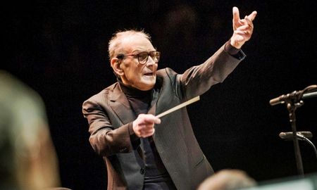Ennio Morricone fue un&nbsp;compositor&nbsp;y&nbsp;director de orquesta&nbsp;italiano&nbsp;conocido por haber compuesto la&nbsp;banda sonora&nbsp;de más de quinientas&nbsp;películas&nbsp;y&nbsp;series de televisión.