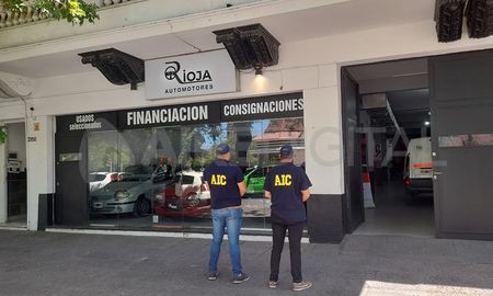 En el marco de una investigación por estafas en la compra y venta de automóviles en Santa Fe y Santo Tomé, llevada a cabo por las fiscales Arri y Nuzzo, dejó como saldo este lunes 17 allanamientos. En el marco de una investigación por estafas en la compra y venta de automóviles en Santa Fe y Santo Tomé, llevada a cabo por las fiscales Arri y Nuzzo, dejó como saldo este lunes 17 allanamientos.