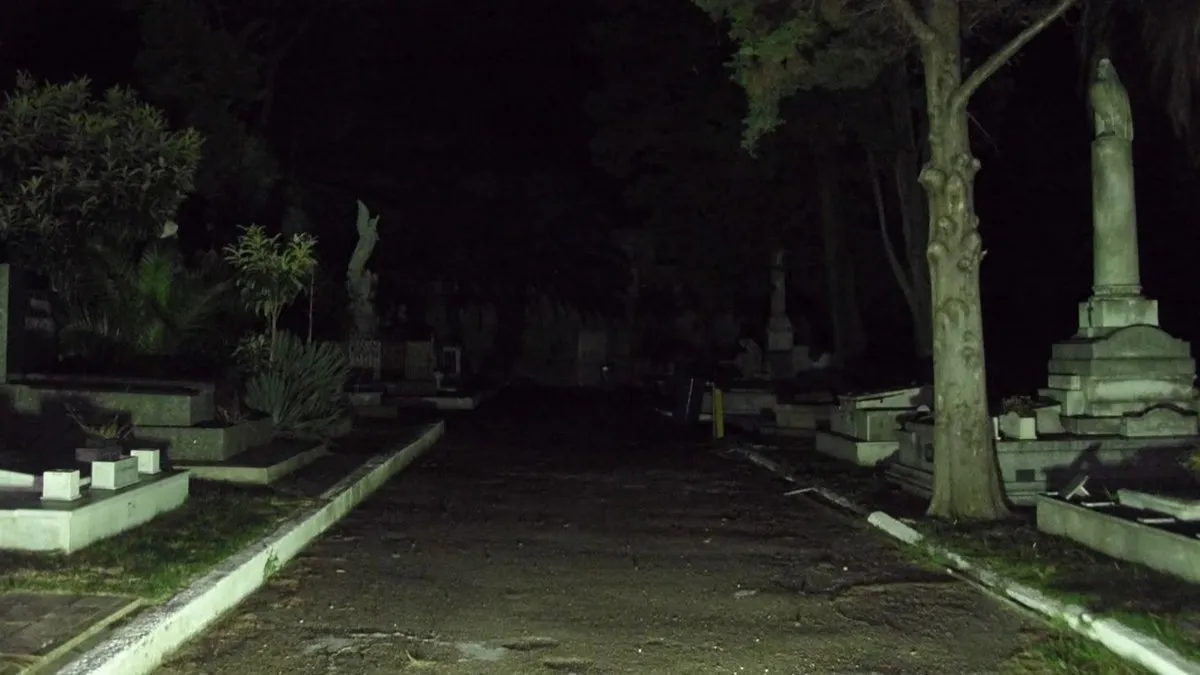 Entró a un cementerio de noche y captó algo macabro en TikTok
