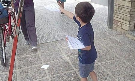 un nino salio a repartir panfletos para concientizar sobre la pirotecnia un nino salio a repartir panfletos para concientizar sobre la pirotecnia