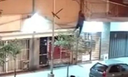 Un ladrón apodado Spiderman trepó un edificio para robar una bicicleta en Mar del Plata. Un ladrón apodado Spiderman trepó un edificio para robar una bicicleta en Mar del Plata.