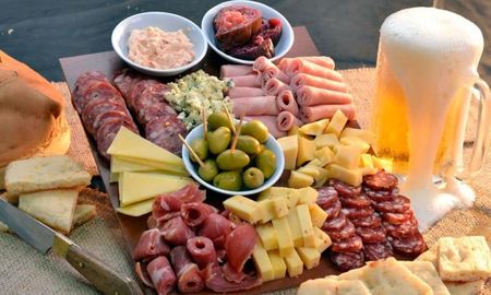Cuánto cuesta hacer una picada completa, con queso y salame, para una sola persona. Cuánto cuesta hacer una picada completa, con queso y salame, para una sola persona.