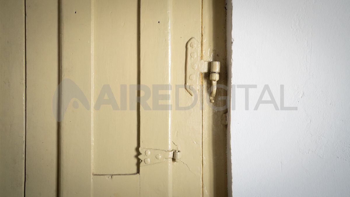 A lo largo de la visita se hace mención a los detalles que denotan la antigüedad de la vivienda, en donde aún algunas de las puertas conservan las bisagras originales o alcayatas. A lo largo de la visita se hace mención a los detalles que denotan la antigüedad de la vivienda, en donde aún algunas de las puertas conservan las bisagras originales o alcayatas.