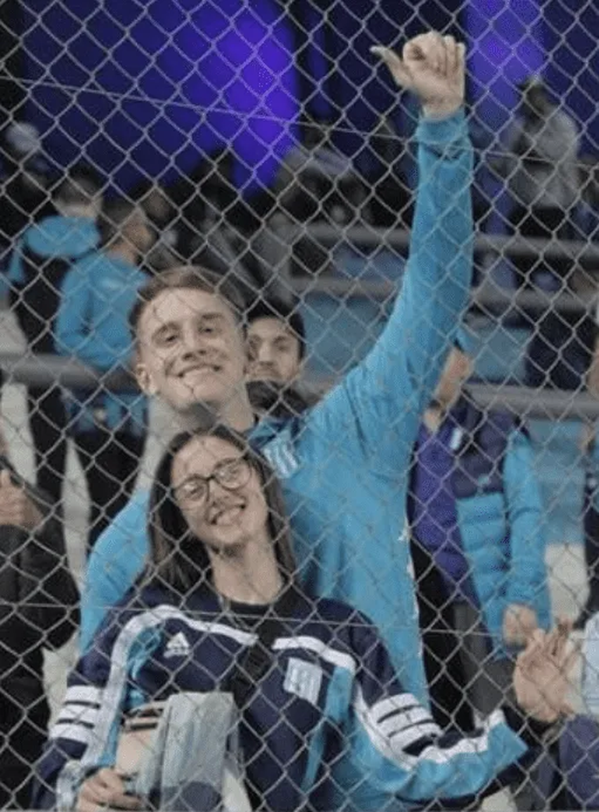 Los novios virales Prisci y Fede en la cancha de Racing (Twitter/@Priimanno).