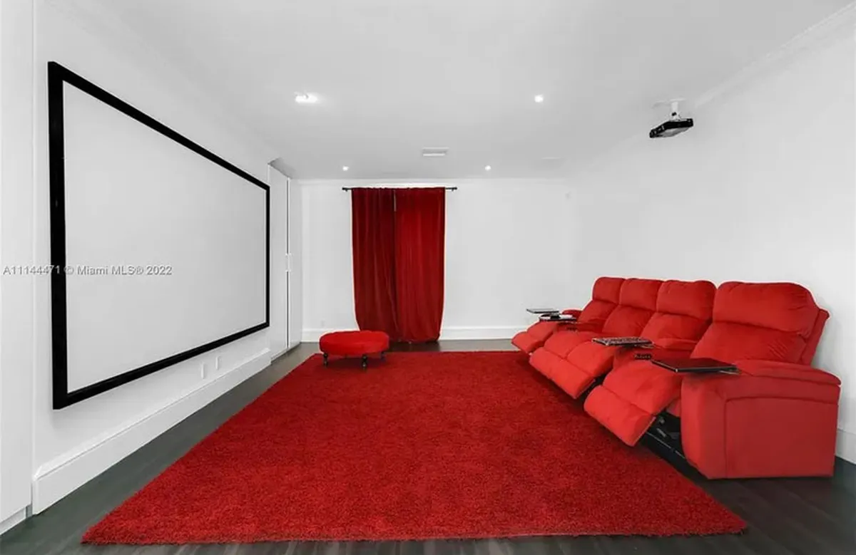 La mansión del Kun Agüero en Florida tiene un fabuloso cine privado.