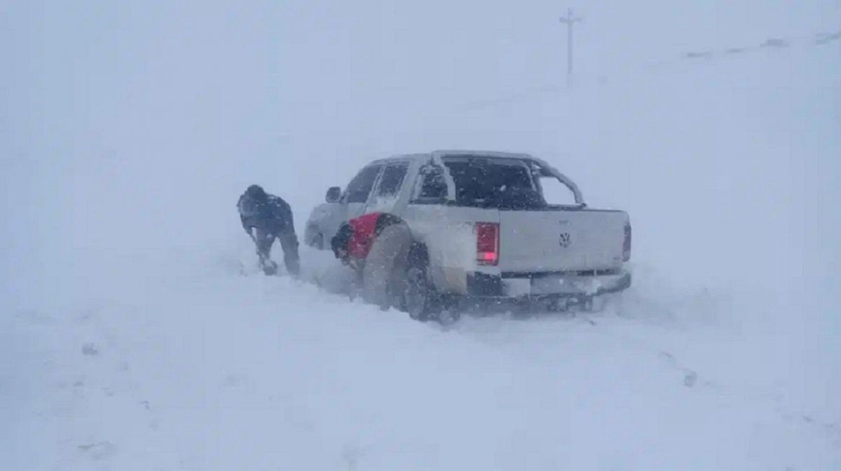 La acumulaci&oacute;n de nieve en la Regi&oacute;n Sur motiv&oacute; el cierre de la ruta 23. Gentileza: Vialidad Nacional