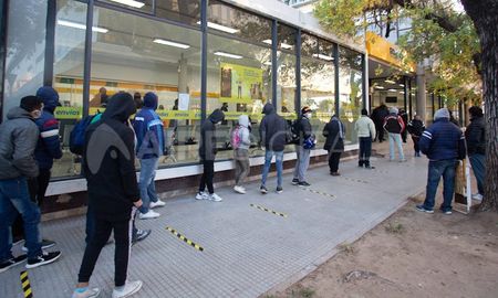 Son casi 700.000 los santafesinos que en 2020 cobraron el Ingreso Familiar de Emergencia, lo que significa el 20% sobre una población total de poco más de 3,5 millones. Son casi 700.000 los santafesinos que en 2020 cobraron el Ingreso Familiar de Emergencia, lo que significa el 20% sobre una población total de poco más de 3,5 millones.