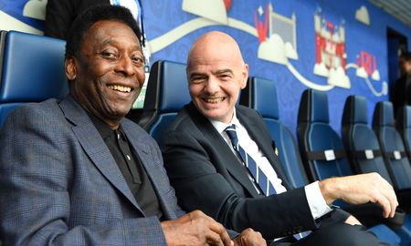 El presidente de la Fifa asistió al funeral del astro brasileño y su peculiar encargo replicó en todo el mundo del fútbol.