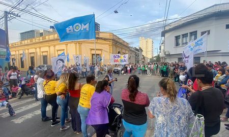Mujeres representantes de gremios y organizaciones sociales y políticas de Santa Fe se manifestaron este miércoles por la tarde frente al juzgado federal, en favor a la vicepresidenta de la Nación, Cristina Fernández de Kirchner. Mujeres representantes de gremios y organizaciones sociales y políticas de Santa Fe se manifestaron este miércoles por la tarde frente al juzgado federal, en favor a la vicepresidenta de la Nación, Cristina Fernández de Kirchner.