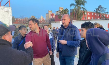 El gobernador de Santa Fe, Omar Perotti, recorrió las obras que se realizaron en el club Las Flores II a través del Plan Incluir. El gobernador de Santa Fe, Omar Perotti, recorrió las obras que se realizaron en el club Las Flores II a través del Plan Incluir.