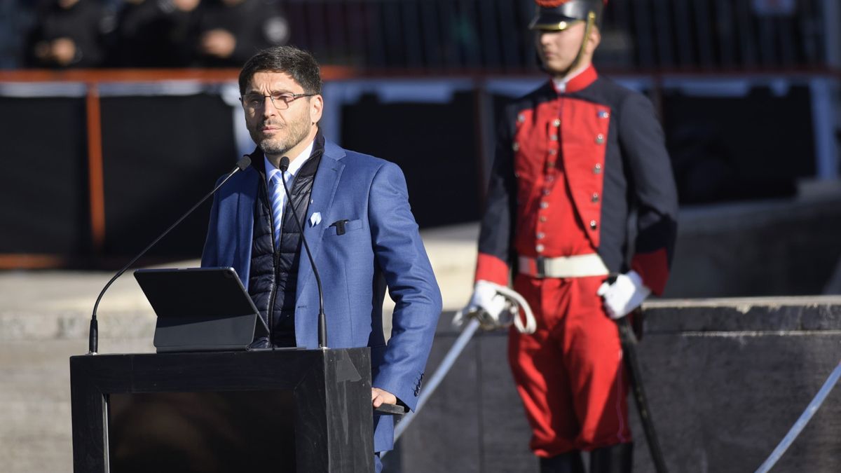 El gobernador Maximiliano Pullaro encabezó el acto por el Día de la Bandera en Rosario y pidió al Gobierno Nacional que escuche el reclamo del interior.