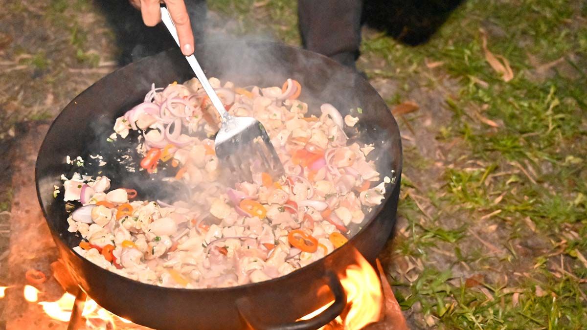 La cocina de fuegos incluye vegetales, legumbres, pescados y mariscos.