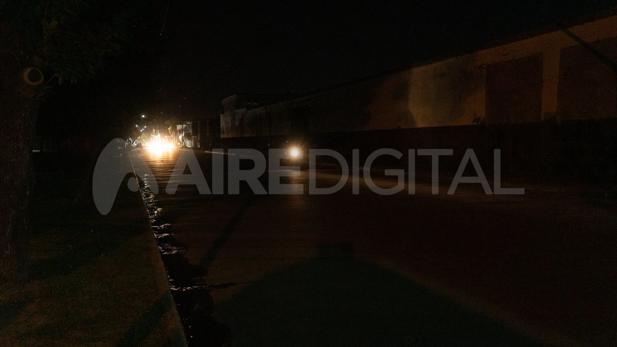 Santa Fe a oscuras: así están el barrio Los Hornos y la plaza Fournier. Santa Fe a oscuras: así están el barrio Los Hornos y la plaza Fournier.