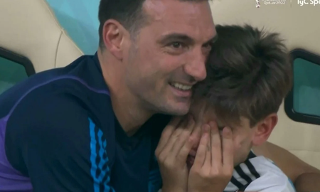 El momento único de Lionel Scaloni y su hijo Ián: se abrazaron y rompieron en llanto tras la victoria de Argentina El momento único de Lionel Scaloni y su hijo Ián: se abrazaron y rompieron en llanto tras la victoria de Argentina