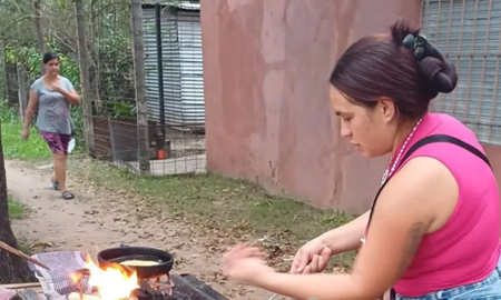 La esposa de Carlos Ramos vende tortas y choripanes para mantener a sus hijos luego de que la Justicia ordenara la prisión domiciliaria para el acusado. La esposa de Carlos Ramos vende tortas y choripanes para mantener a sus hijos luego de que la Justicia ordenara la prisión domiciliaria para el acusado.