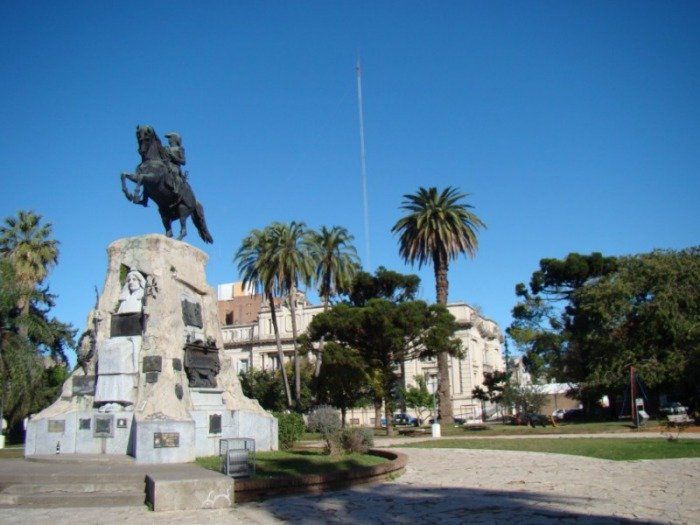 Una joven de 13 años denunció que una compañera exhibió un arma blanca en pleno centro de Santa Fe.