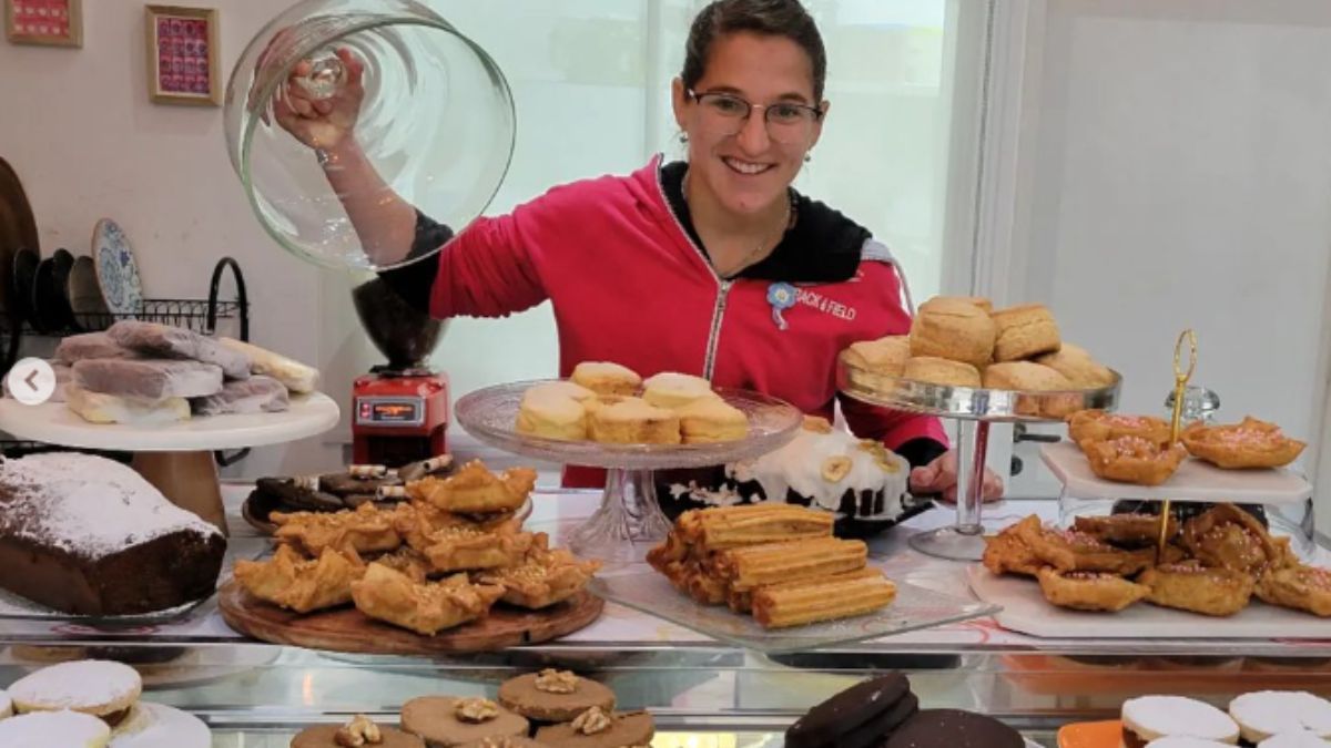 El menú ofrece café de especialidad y una selección de tortas artesanales