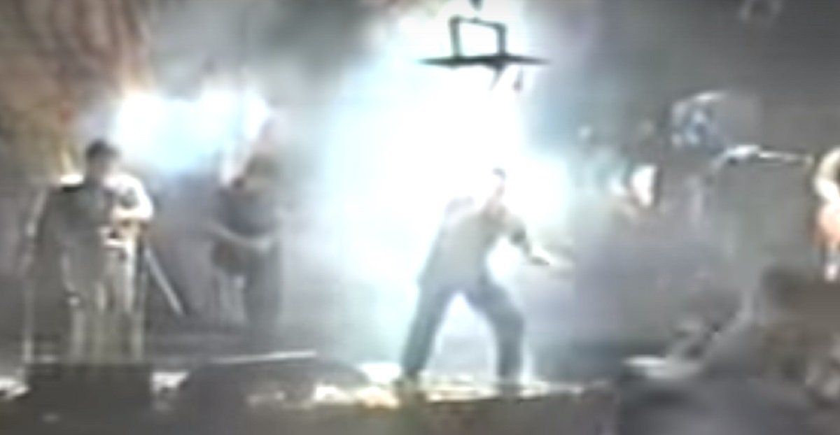 El 30 de diciembre de 2004 se presentaba en República Cromañón el grupo Callejeros. El incendio comenzó aproximadamente a las 22.50, mientras la banda tocaba el tema Distinto.