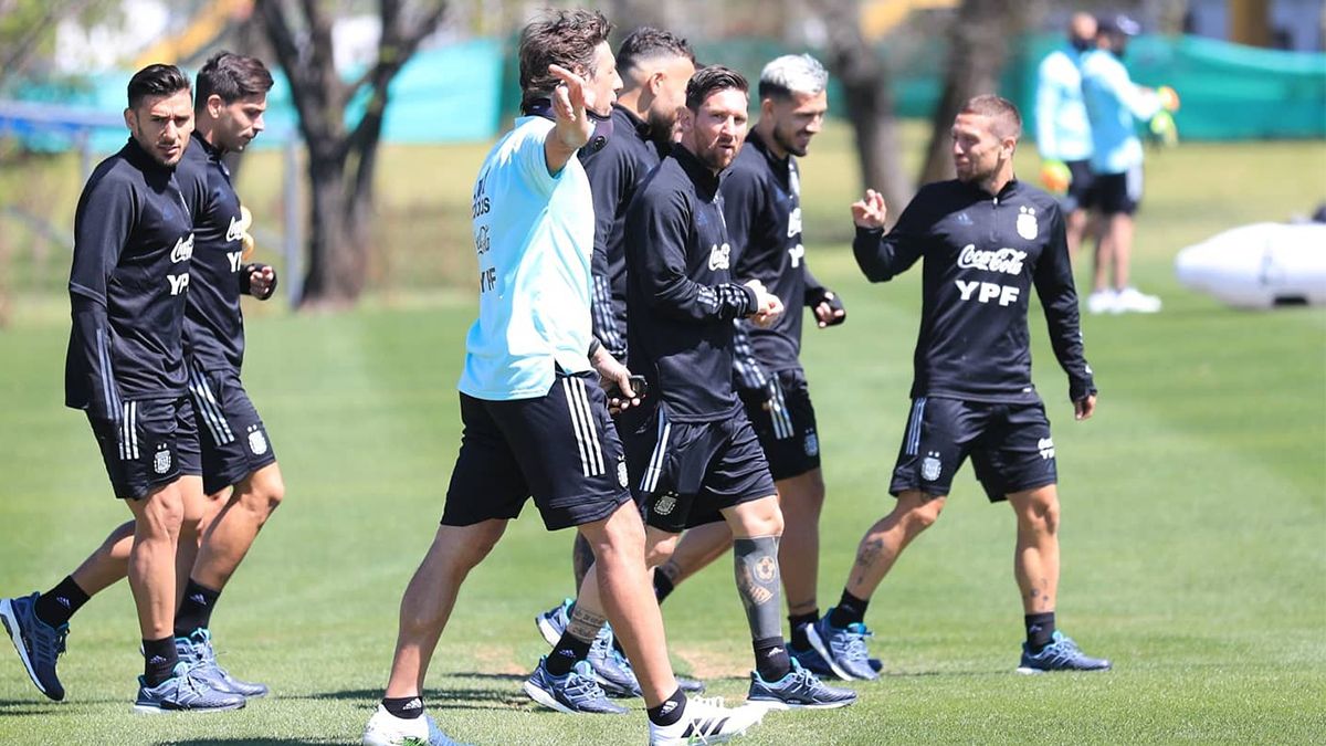 La Selección Argentina jugará ante Paraguay y Perú por la tercera y cuarta fecha de las Eliminatorias Sudamericanas.