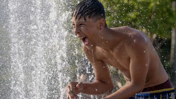 El calor extremo también efectos del calor extremo en la salud mental y en el funcionamiento del cerebro.