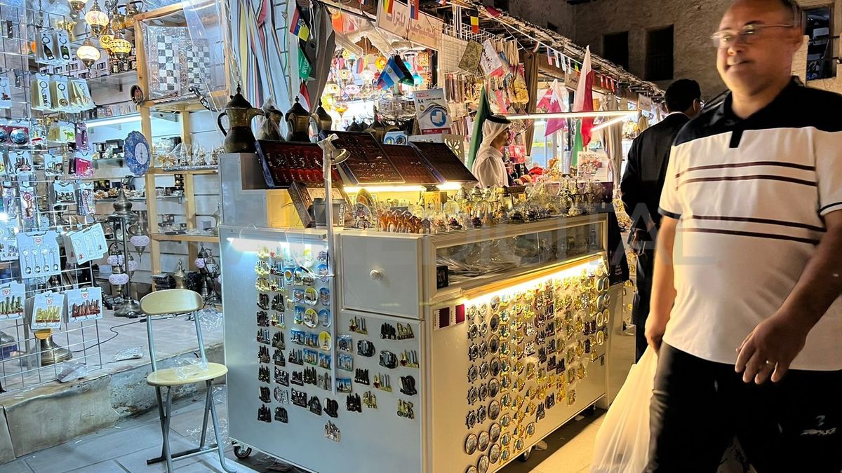 En el mercado hay todo tipo de recuerdos para llevar al regresar a casa: lámparas, llaveros imanes, banderitas.