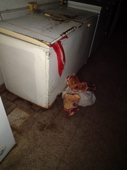Cuando los policías llegaron a la carnicería, uno de los ladrones estaba en el interior y lo detuvieron. Había carne desparramada en el piso que podrían estar preparando para llevarse en el momento en que se accionó la alarma