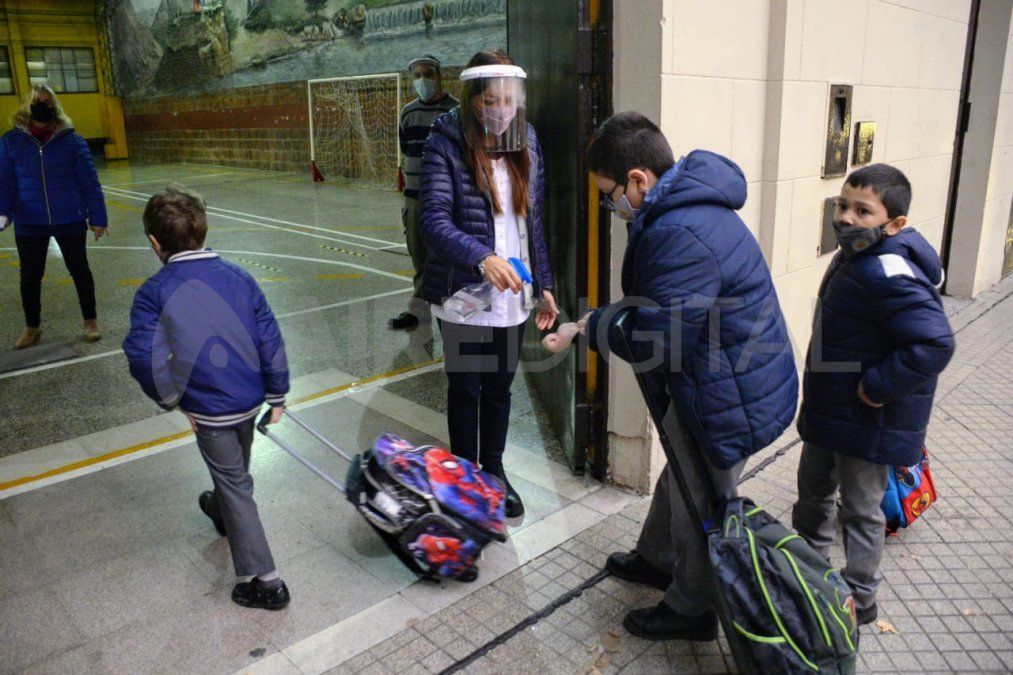 Una de las principales medidas que se analiza por estas horas es suspender la presencialidad escolar en la provincia. 
