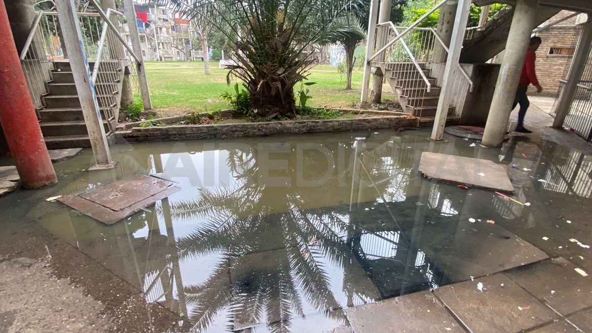 Vecinos de la manzana 11 de barrio Fonavi San Jerónimo reclaman por falta de mantenimiento y cloacas rebalsadas.