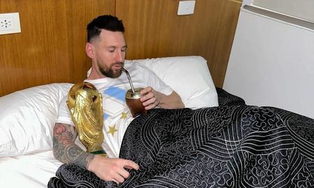 Messi con la Copa del Mundo en el predio de Ezeiza. Messi con la Copa del Mundo en el predio de Ezeiza.