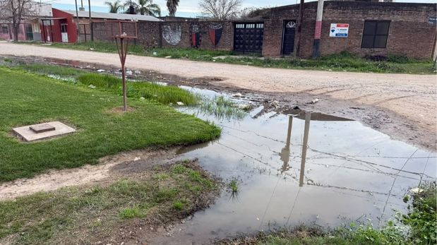 Vecinos de la zona de Diagonal Aguado y French, en el norte de la ciudad de Santa Fe, denuncian problemas de drenaje, caños rotos y calles con desniveles que provocan anegamientos.