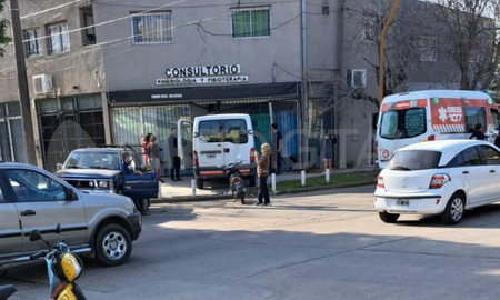 Una trafic chocó contra una camioneta y se incrustó en un consultorio. Una trafic chocó contra una camioneta y se incrustó en un consultorio.