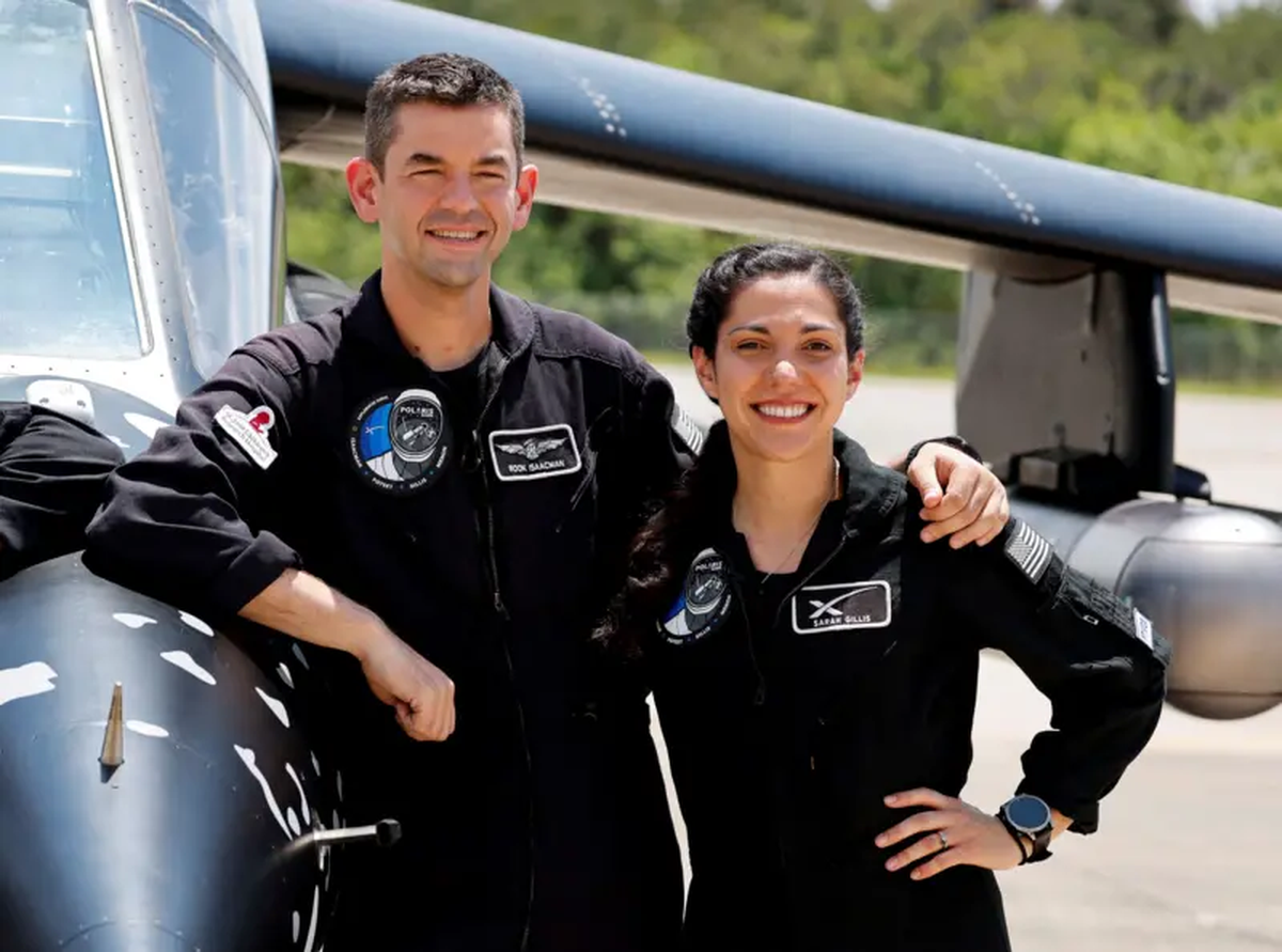 Jared Isaacman, fundador de la compañía Shift4, y Sarah Gillis, ingeniera de SpaceX. Ambos realizaron la primera caminata espacial privada de la historia. Jared Isaacman, fundador de la compañía Shift4, y Sarah Gillis, ingeniera de SpaceX. Ambos realizaron la primera caminata espacial privada de la historia.