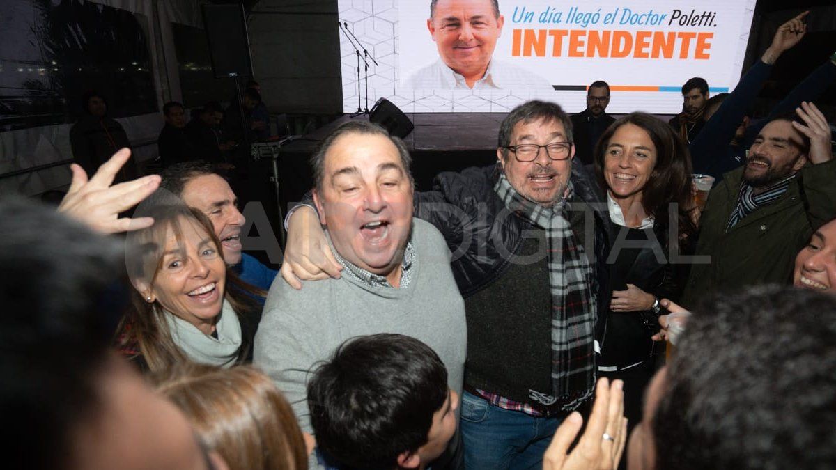 La sorpresa del domingo: Juan Pablo Poletti festeja su triunfo ante Emilio Jatón en la interna de Unidos. La sorpresa del domingo: Juan Pablo Poletti festeja su triunfo ante Emilio Jatón en la interna de Unidos.