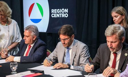 Los gobernadores de Santa Fe, Maximiliano Pullaro; de Córdoba, Martín Llaryora; y de Entre Ríos, Rogelio Frigerio.&nbsp;