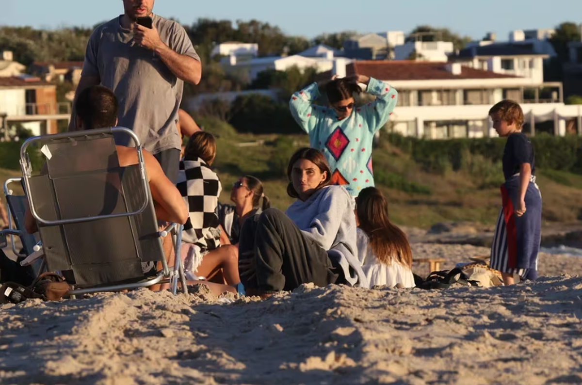 Lola Latorre y Felipe Ossana pasaron el día tomando mate y disfrutando de la playa. Lola Latorre y Felipe Ossana pasaron el día tomando mate y disfrutando de la playa.
