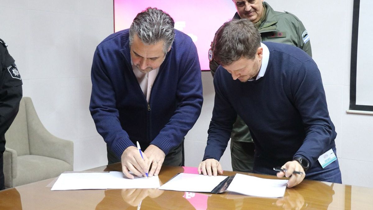 Pablo Cococcioni y Federico Angelini firmaron el convenio para que comience a funcionar una mesa conjunta de inteligencia criminal en la ciudad de Santa Fe.
