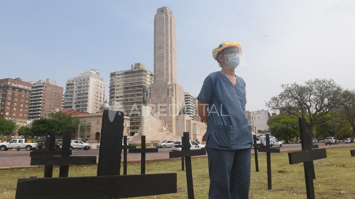 Profesionales de la salud de Rosario se manifestaron frente al Monumento a la Bandera para reclamar restricciones intermitentes que ayuden a contener el avance del coronavirus.
