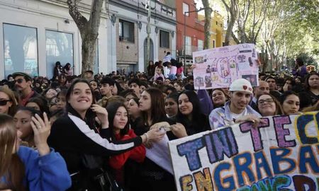 Dos agrupaciones de fans de Tini se agarraron de los pelos. Dos agrupaciones de fans de Tini se agarraron de los pelos.