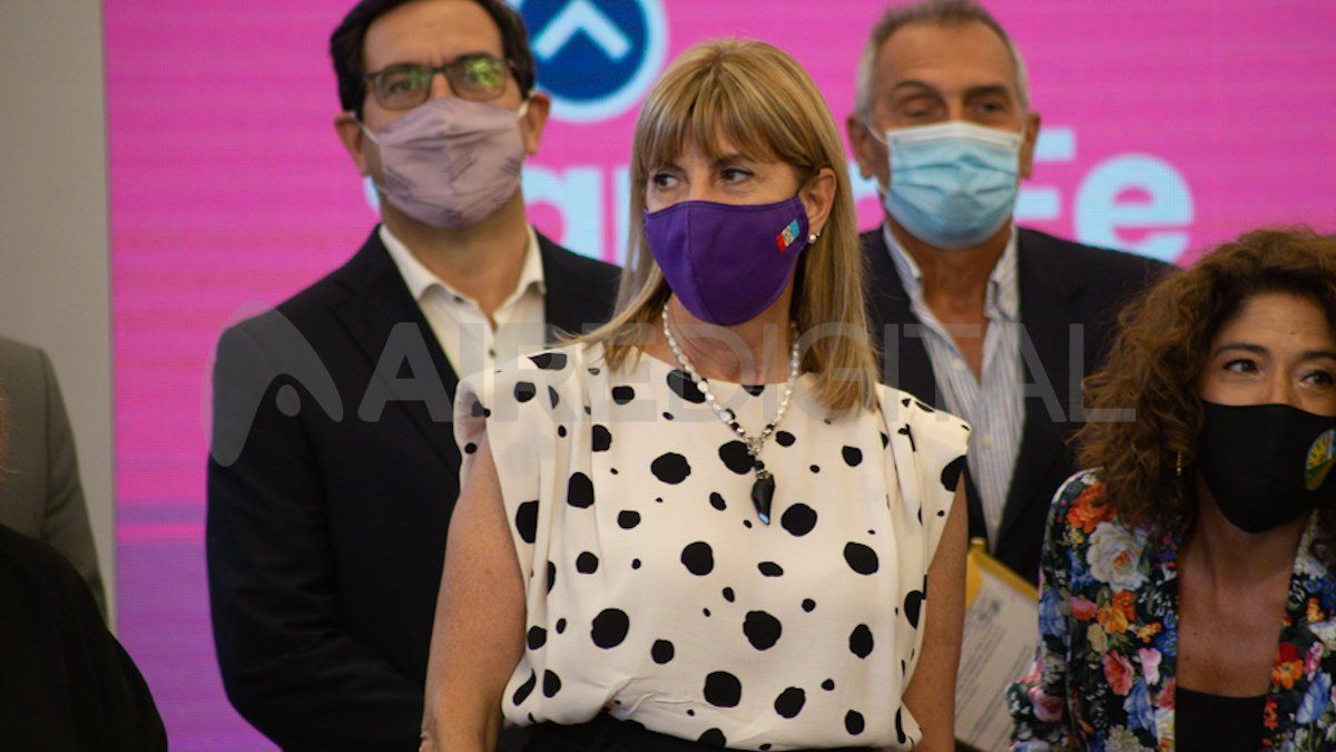 La vicegobernadora Alejandra Rodenas, sostuvo que “pensamos en la autonomía municipal, y también pensamos en la posibilidad de darnos las formas de solucionar, desde las pequeñas causas, las problemáticas territoriales que son tan engorrosajoas de llevar en su reclamo a las grandes urbes”, planteó.