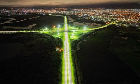 El jueves por la noche, el gobernador Maximiliano Pullaro inauguró la obra de iluminación de la Circunvalación Oeste. El jueves por la noche, el gobernador Maximiliano Pullaro inauguró la obra de iluminación de la Circunvalación Oeste.