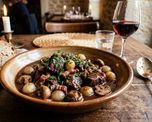 El Bœuf bourguignon tiene mucho sabor. El Bœuf bourguignon tiene mucho sabor.
