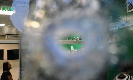 La sucursal del Nuevo Banco de Santa Fe recibió al menos nueve impactos de bala. La sucursal del Nuevo Banco de Santa Fe recibió al menos nueve impactos de bala.