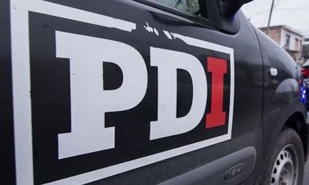 Dos jóvenes fueron identificados tras pagar con comprobantes falsos en un local de comidas. La PDI secuestró celulares usados en la maniobra.