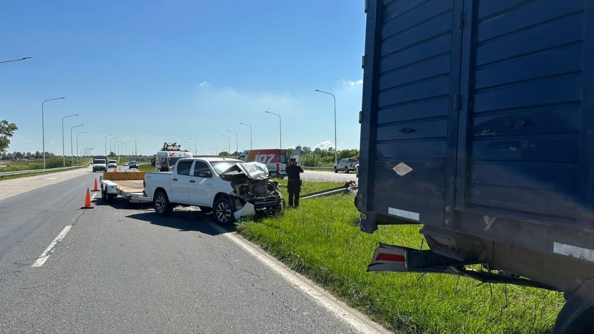 Brutal choque entre una camioneta y un camión en Autopista Rosario - Santa Fe